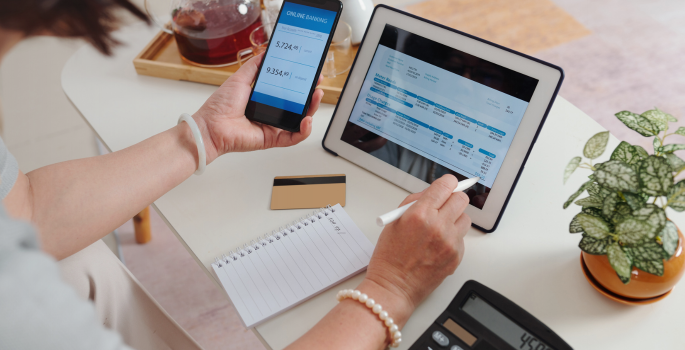 person using computer to pay utility bills