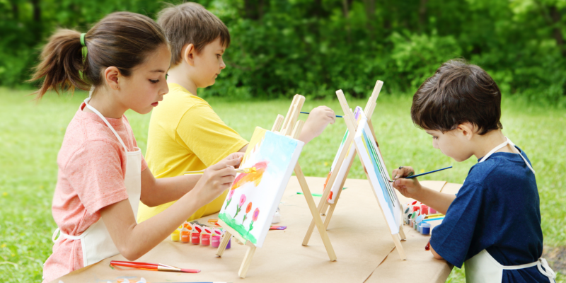 Children making art 